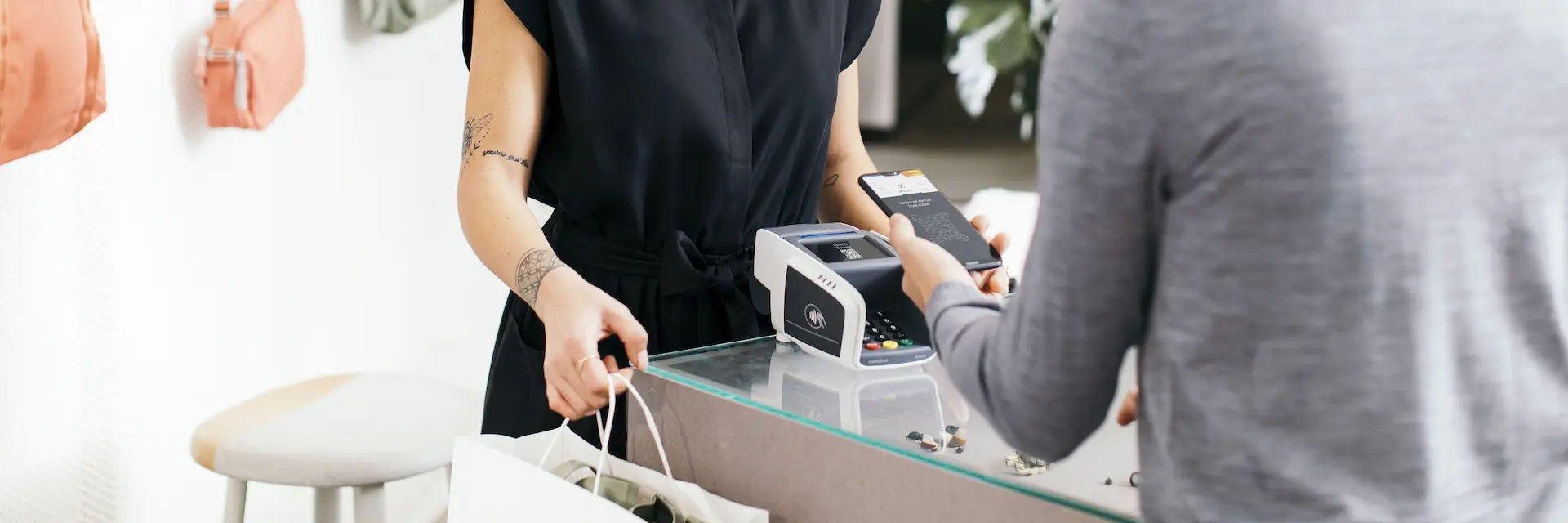Žena si zdarma pronajme platební terminál na 1 rok - yomani touch xr compact