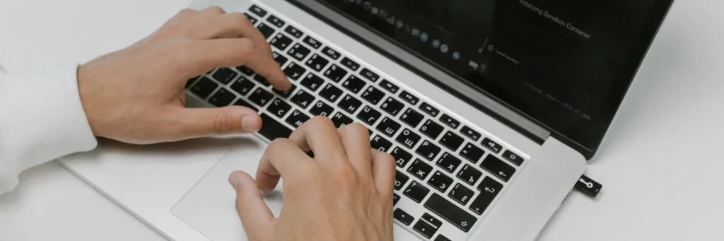 muž hledá informace o 3dsecure a psd2 ve svém notebooku