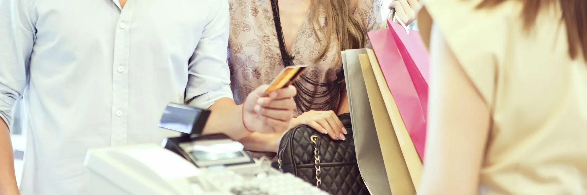 lidé platí kartou v obchodě s oblečením - banner
