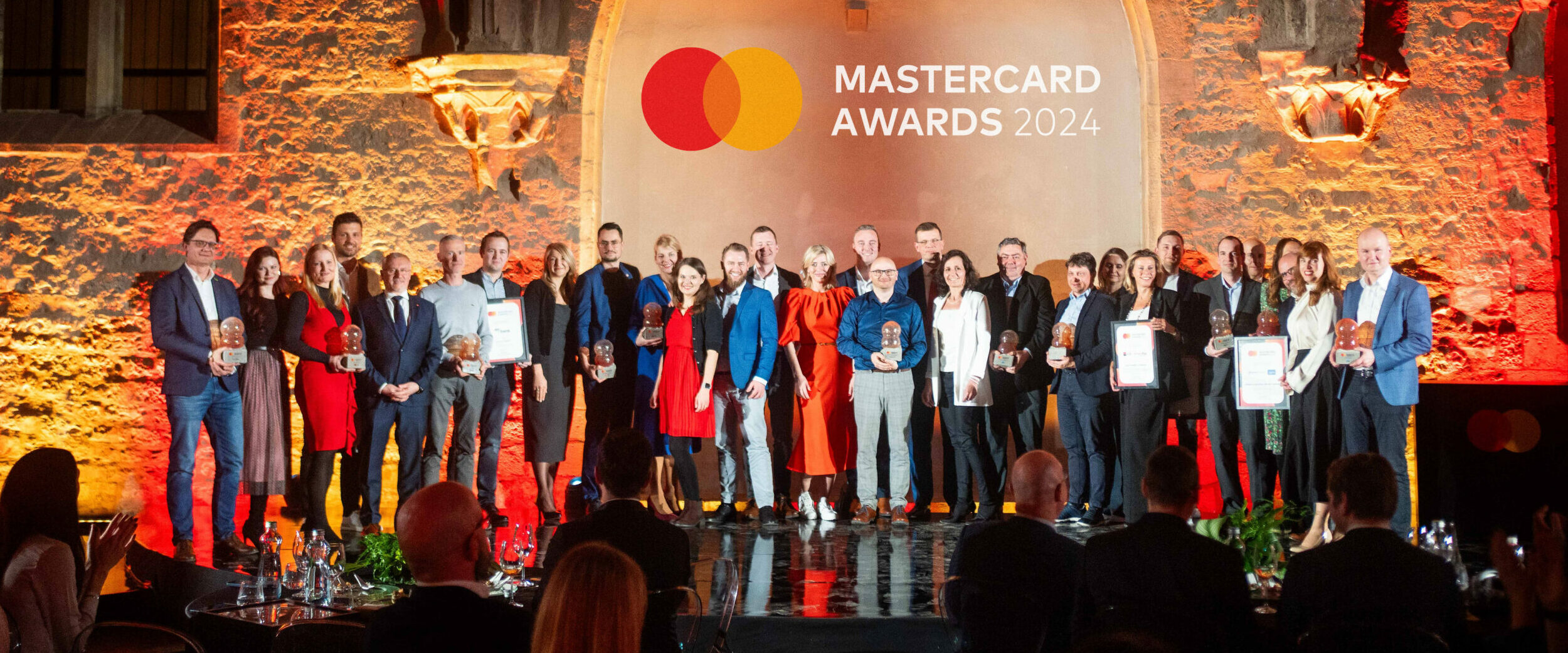 Zaměstnanci KBSP přebírající ocenění Mastercad Awards