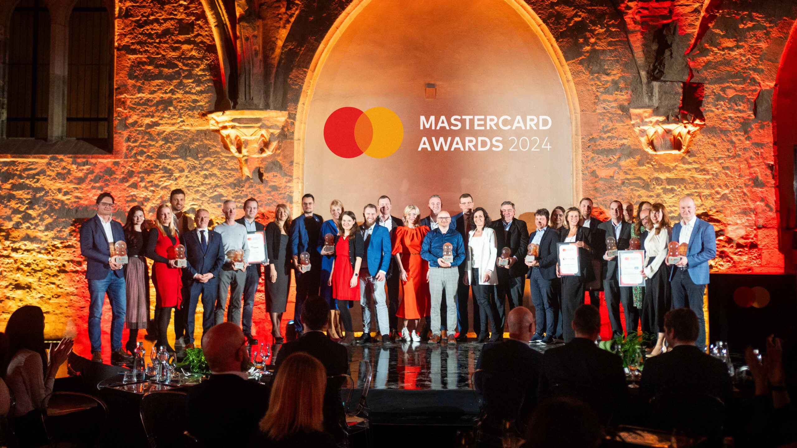 Zaměstnanci KBSP přebírající ocenění Mastercad Awards